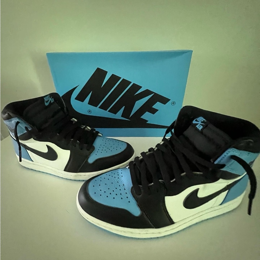 Lightly used jordan 1 UNC Toe